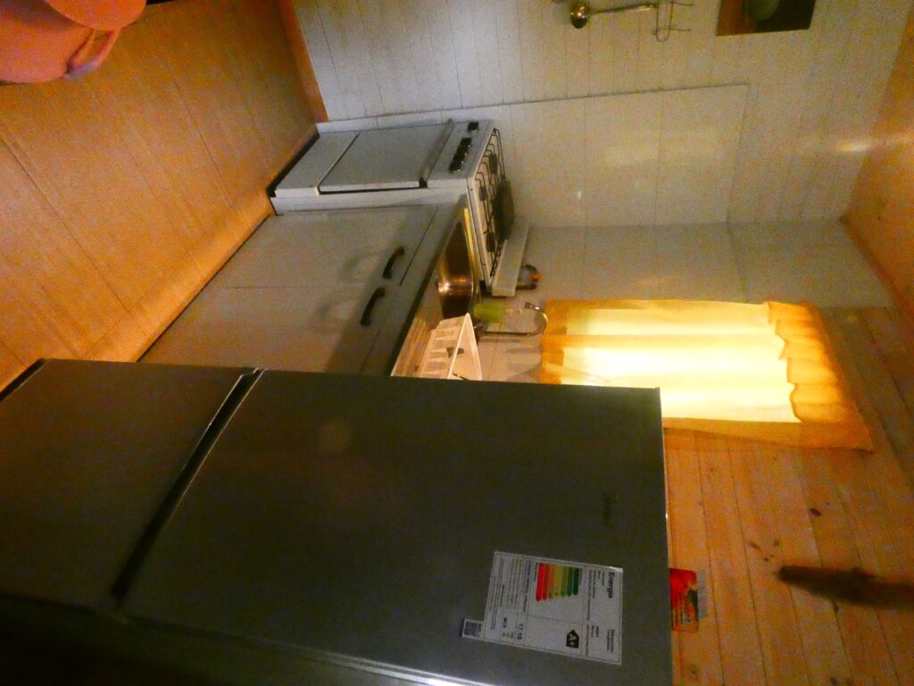 Cocina y refrigerador de la cabaña chica